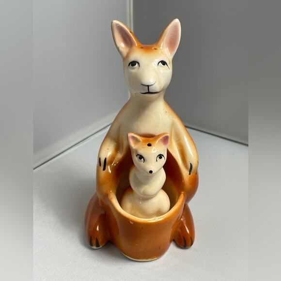 Vintage Ceramic Kangaroo & Joey Salt &‎ Pepper Shaker Set - Picture 4 of 14